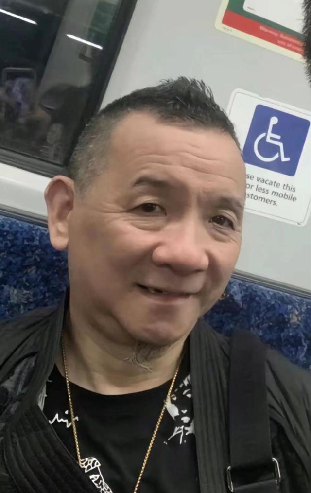 63岁老戏骨疑移居悉尼，戴金链坐当地火车被偶遇，苍老憔悴变化大