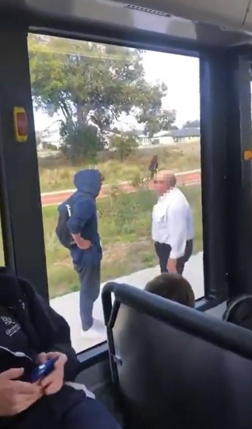 爆粗口，推搡、威胁学生！珀斯一公交车司机被停职调查！