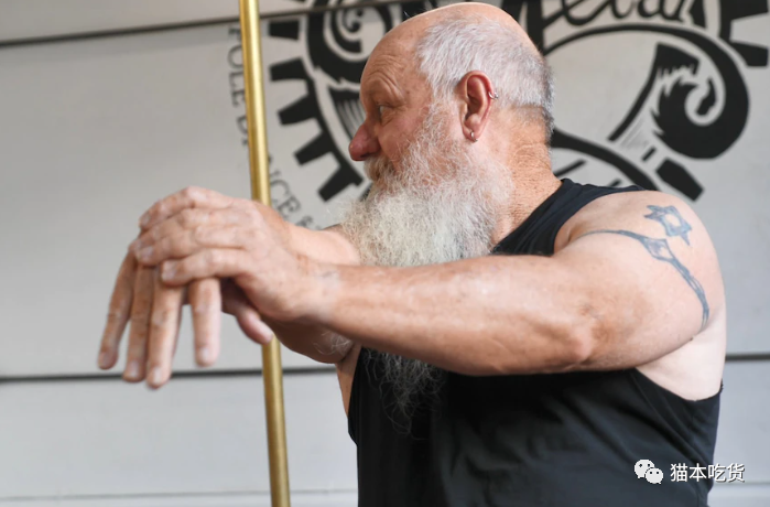 62岁澳大利亚昆州爷爷跳钢管舞红到美国众人秀