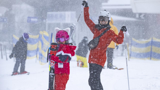 山下5℃, 山上大雪开启墨尔本滑雪季! 大批华人已上山开板, 顶尖雪场门票销量飙升16%!