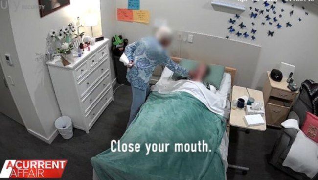 澳洲夫妻不相信养老院护工虐待妈妈，在房间里装了摄像头，这才看到了从未想过的一幕